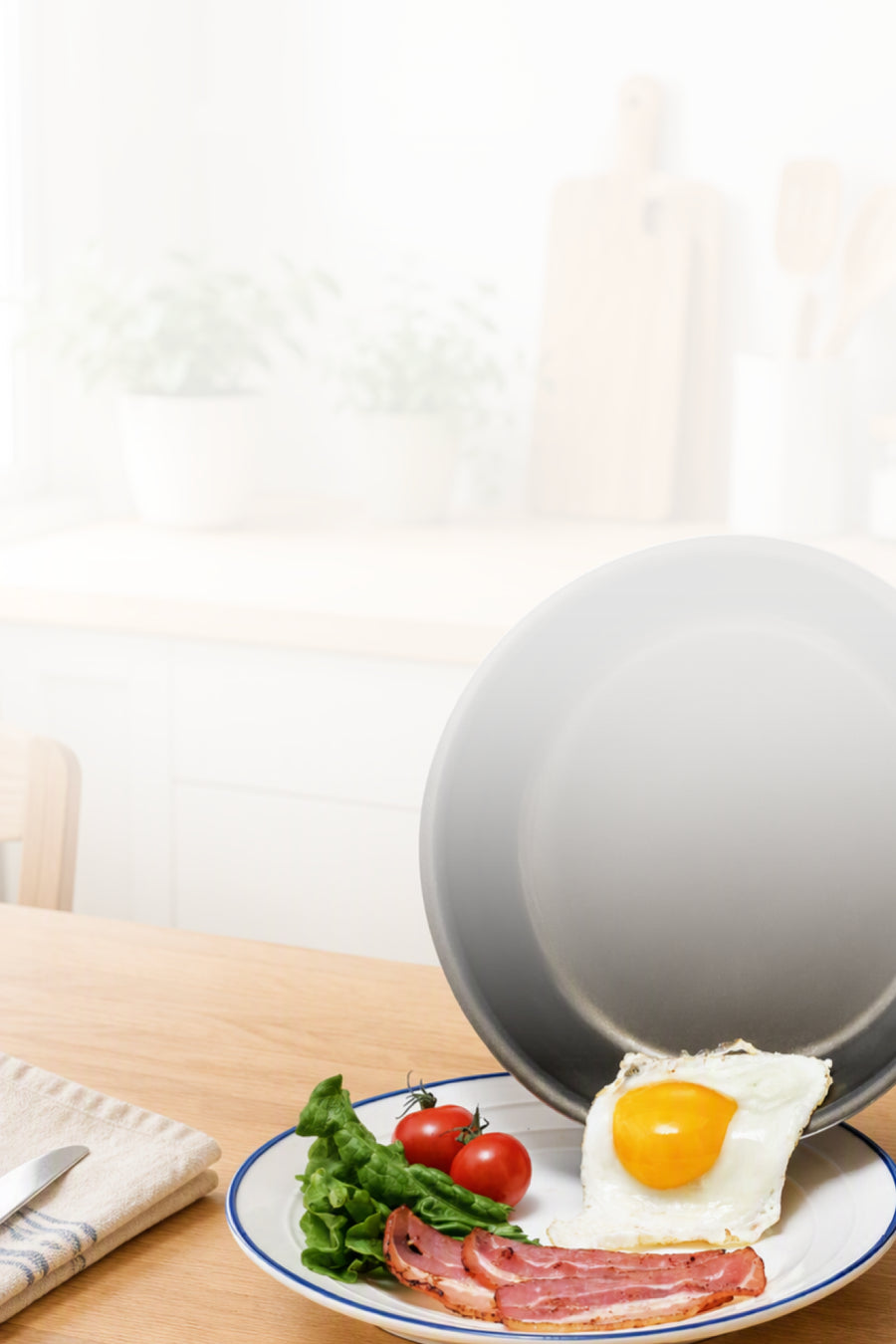 SURUTTOのフライパンから、目玉焼きがお皿へすべり落ちる様子