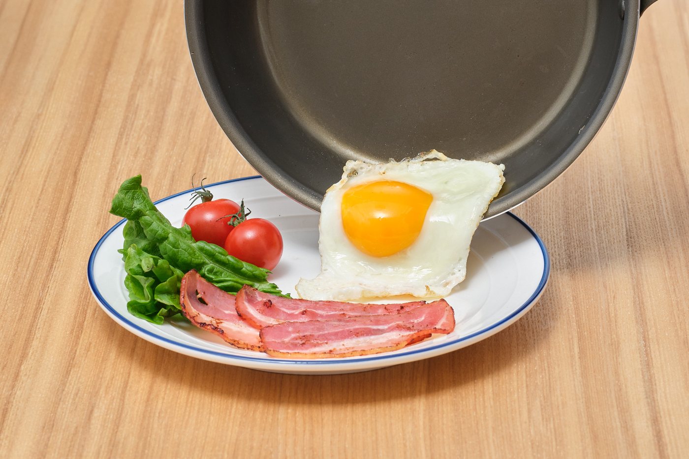 SURUTTOで焼いた目玉焼きが、スルッとお皿へ
