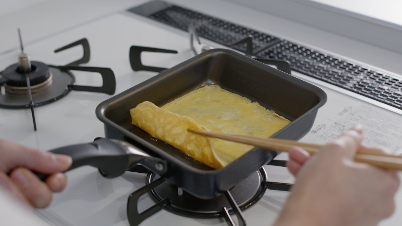 SURUTTOの卵焼き器で、だし巻き卵を返す瞬間