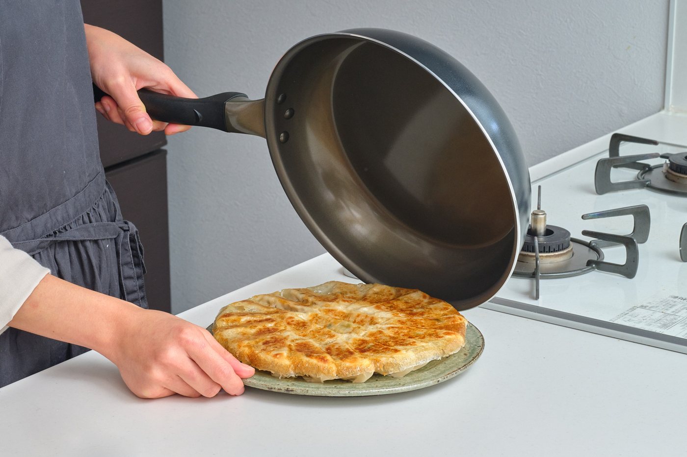SURUTTOから焼き餃子をお皿に移す